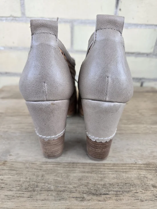 Gold Button Heels - Picture 6 of 11